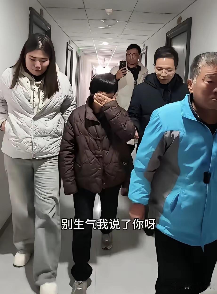 郭威这个人完全不经扒因为一扒你就会发现他的求学路确实被耽误了。开封那