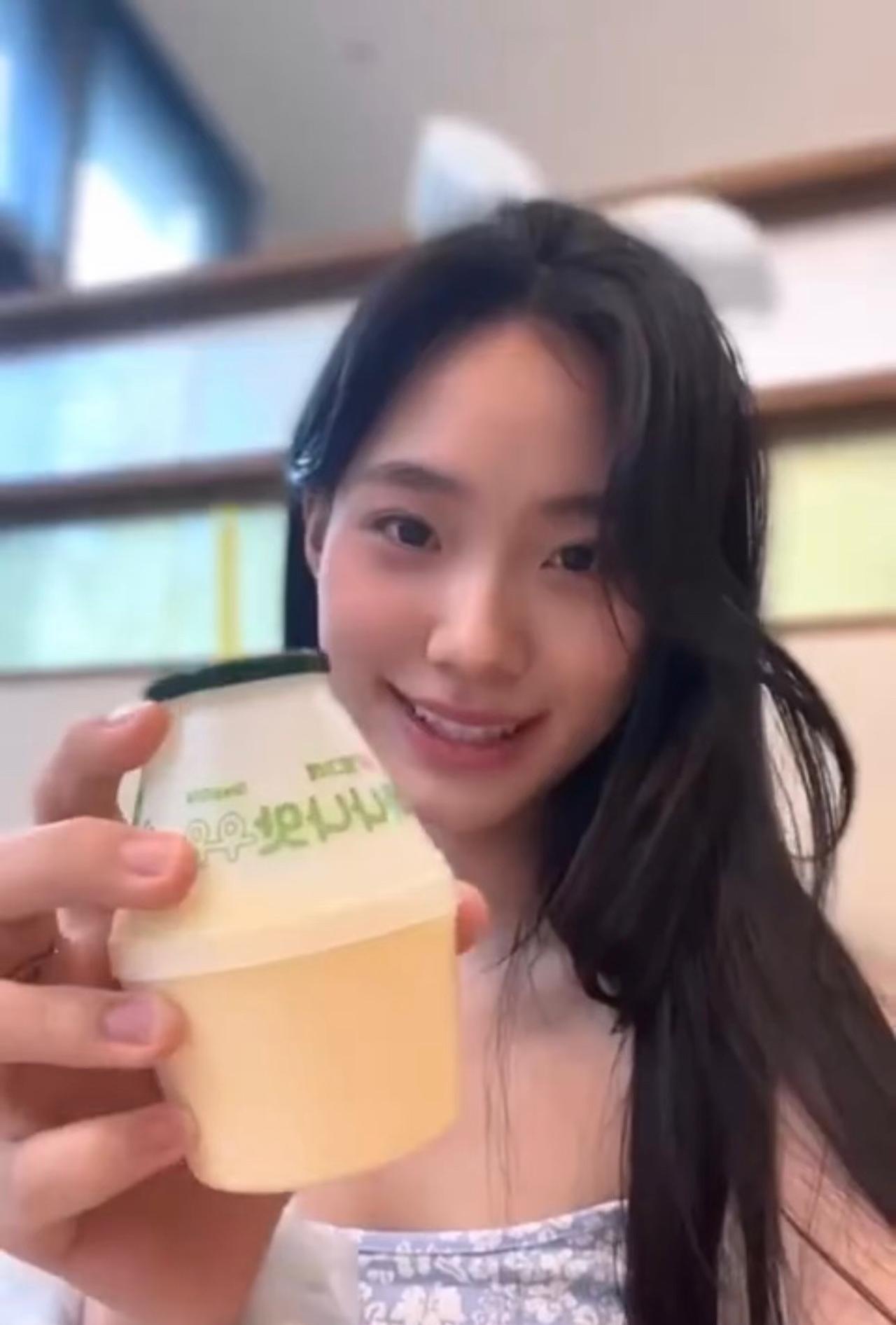 小s二女儿lily的毕业旅行选择去了韩国！今天晒出了游玩时的美照，称是对姨妈大s