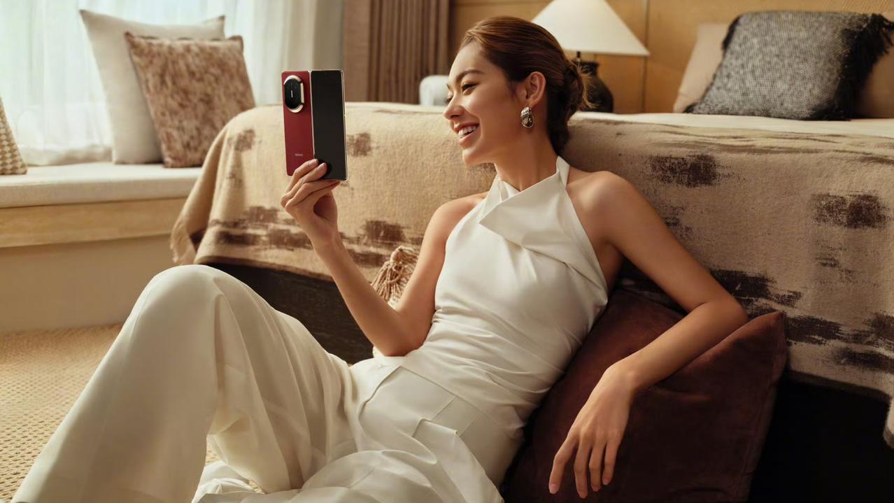 华为MateX7折叠屏新机外观在余承东视频中首次曝光，余总手持新机并身着源自非