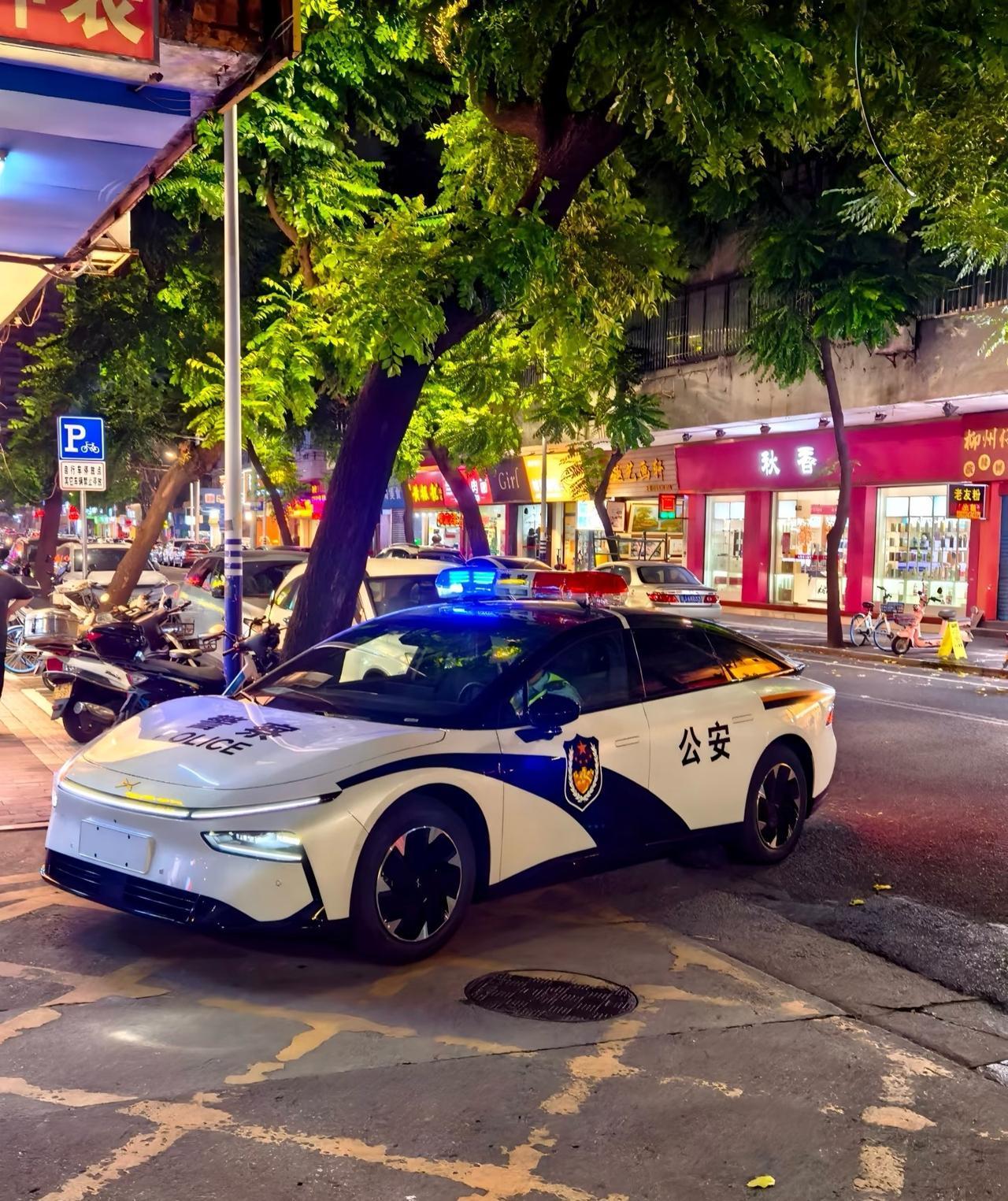 江门大街小巷，小鹏P7+警车版在巡逻！对的！又是警车版小鹏P7+！！这警车