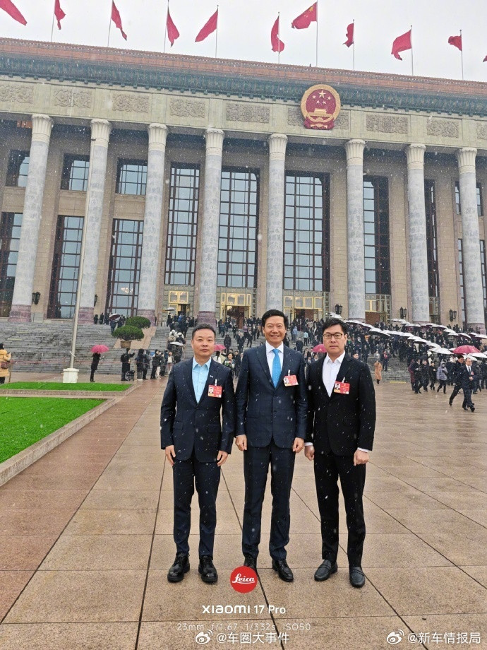 雷军何小鹏两会合影每年的同框，怎么感觉每年都比前一年更精神了~