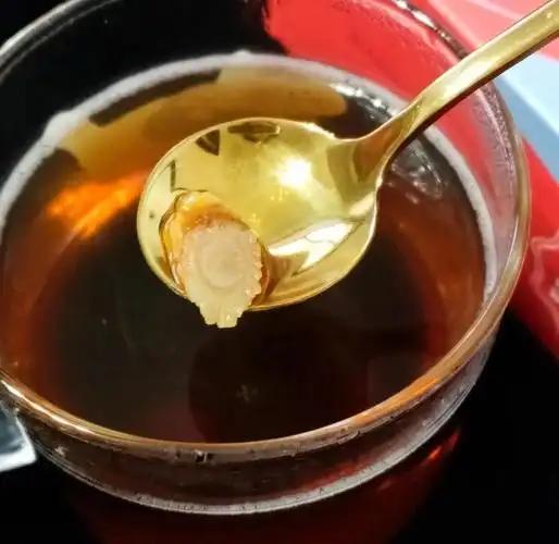 红参蜜饮：一杯时光，一份健康的馈赠夏末的午后，阳光透过窗棂洒落在茶几上。林小雨