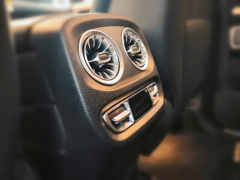 200万预算买SUV，老板们为何纷纷放弃奔驰大G和迈巴赫GLS，转头选择路虎揽胜？手里攥着200万购