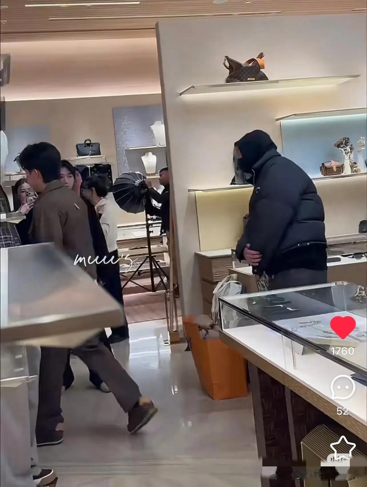 王晨策每一张截图，都像要偷王楚钦的贼[笑着哭][笑着哭][笑着哭]。其实他也不容易，