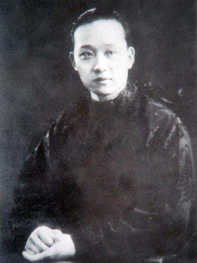 1918年，洞房花烛夜，京剧大师荀慧生揭开新娘的盖头，吓了一个激灵：“你是谁啊？