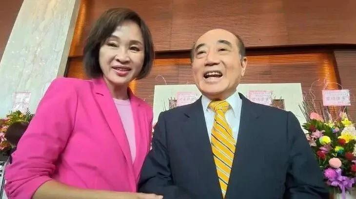 聘书换兵权！2026年南部战役的“指挥权”正式交割了。郑丽文亲自上门，把“最高顾