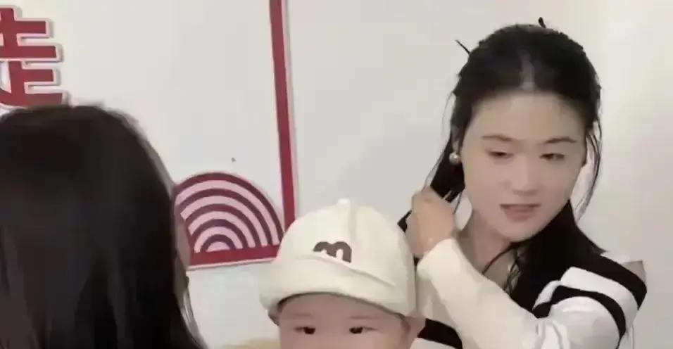 大衣哥家新媳妇陈萌，把孩子生下来了，大胖孙子落地，大衣哥嘴咧到耳朵根，房子车子早