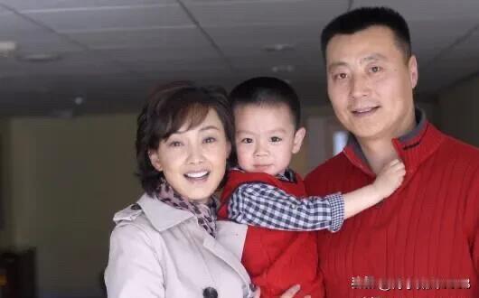 这是明星们早年的一张合影，左边留着短款波浪卷的发型美女一半以上人都能认出她是牛莉