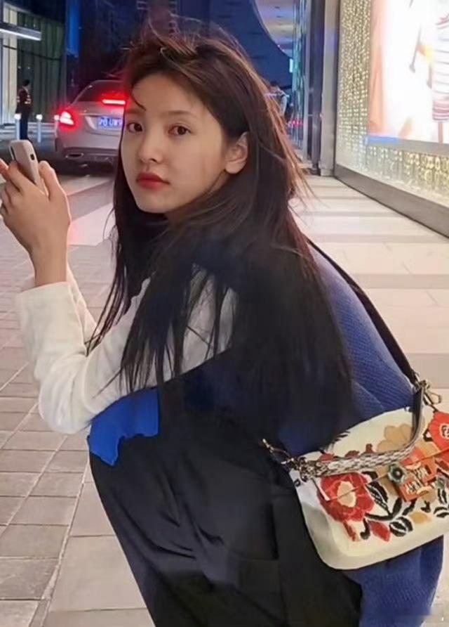 难怪当初大家都用这组图当头像——章若楠的早期照简直就是‘治愈系颜值天花板’，笑起
