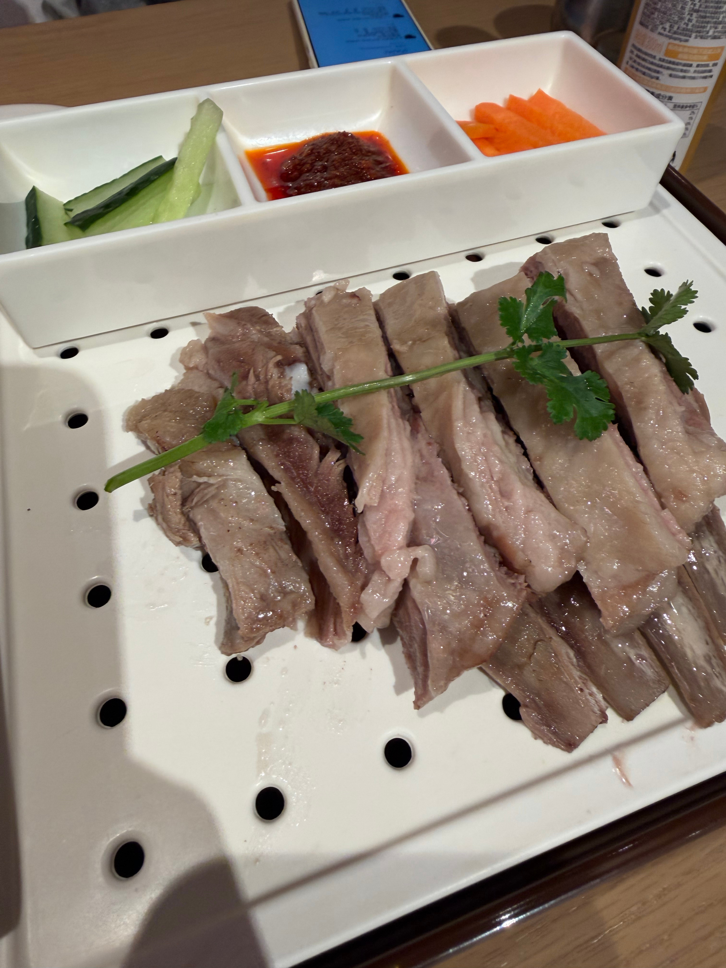 今天天气太好了，本来想去西岸转转，一看开车这么远了出来吃点羊肉算了