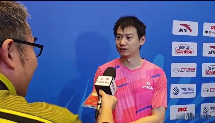 周雨0:4输给樊振东后，李武军老师知道小胖不喜欢采访，就逮住周雨采访了！