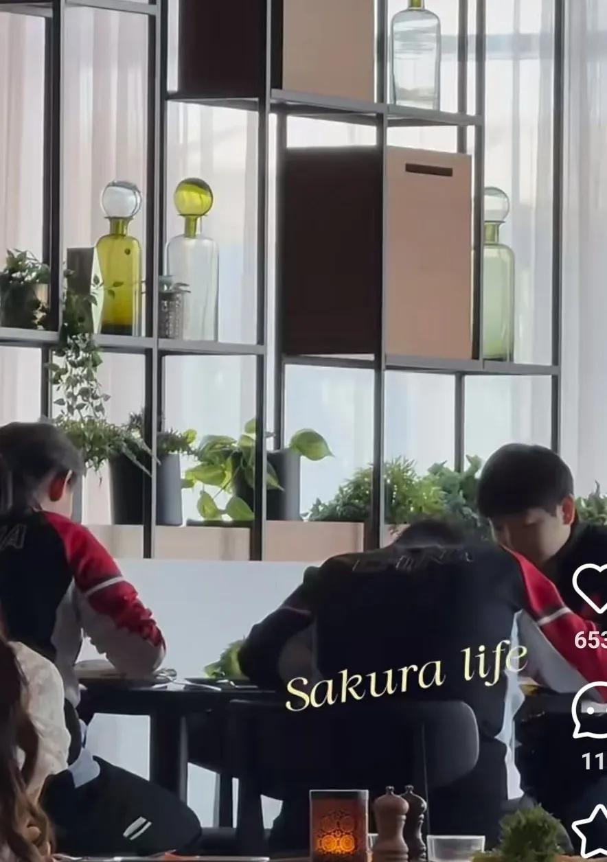 莎莎和佳佳、coco一起吃早餐。原来这个餐桌这么高呢，在瑞典的早餐大家就是吃点