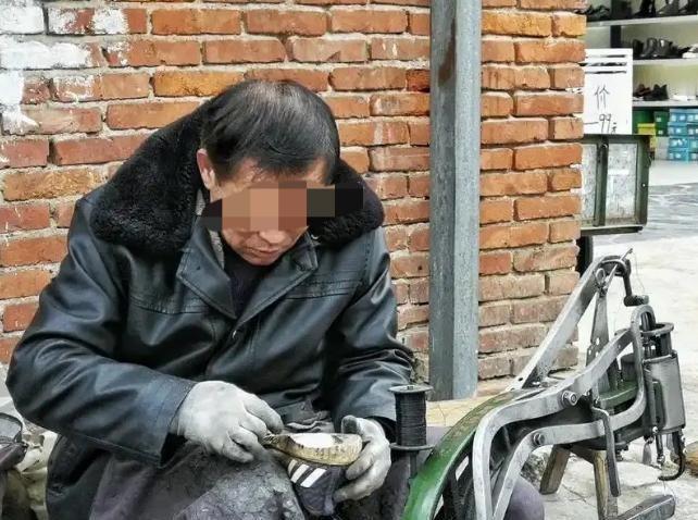 悲剧还是发生了！5月7日红星新闻报道，山东平度，一男子拿着新买的腰带到路边摊裁剪