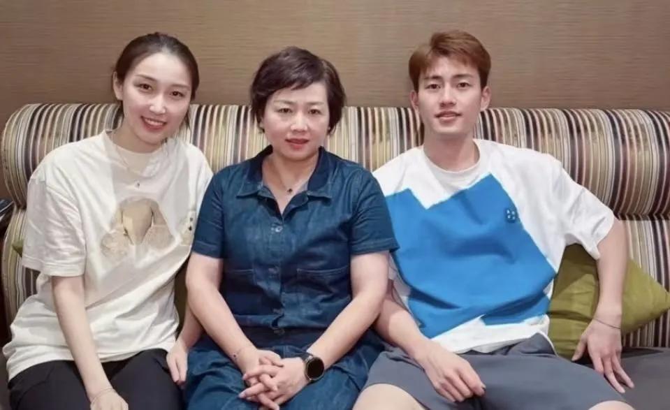 左边是乒乓小将第一美女钱天一。右边是羽毛球天才最帅小伙王昶。中间这位贤良淑德，