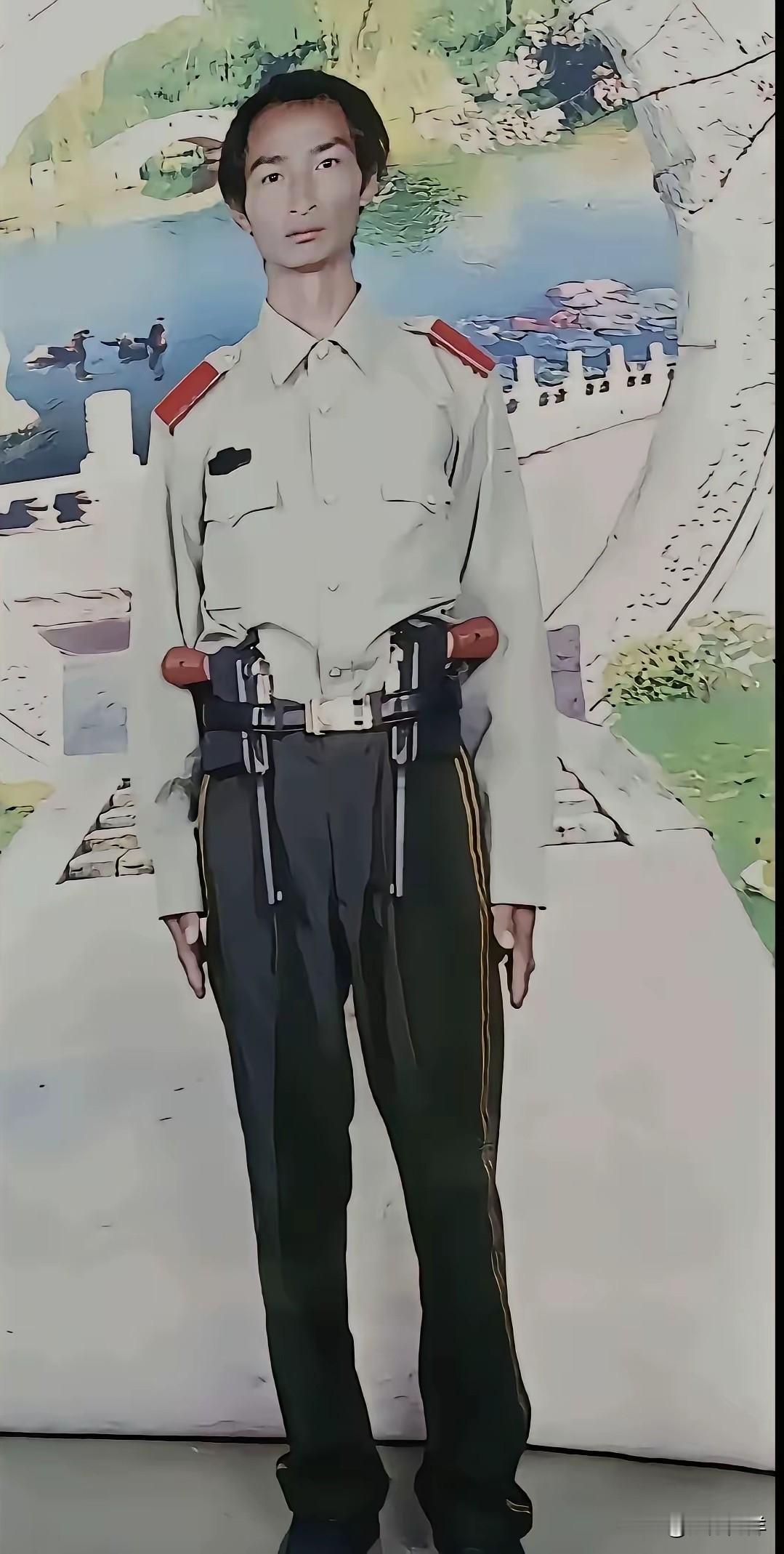 朋友说他儿子是读的军校，怕我不信，专门拿出这张照片。[惊恐]