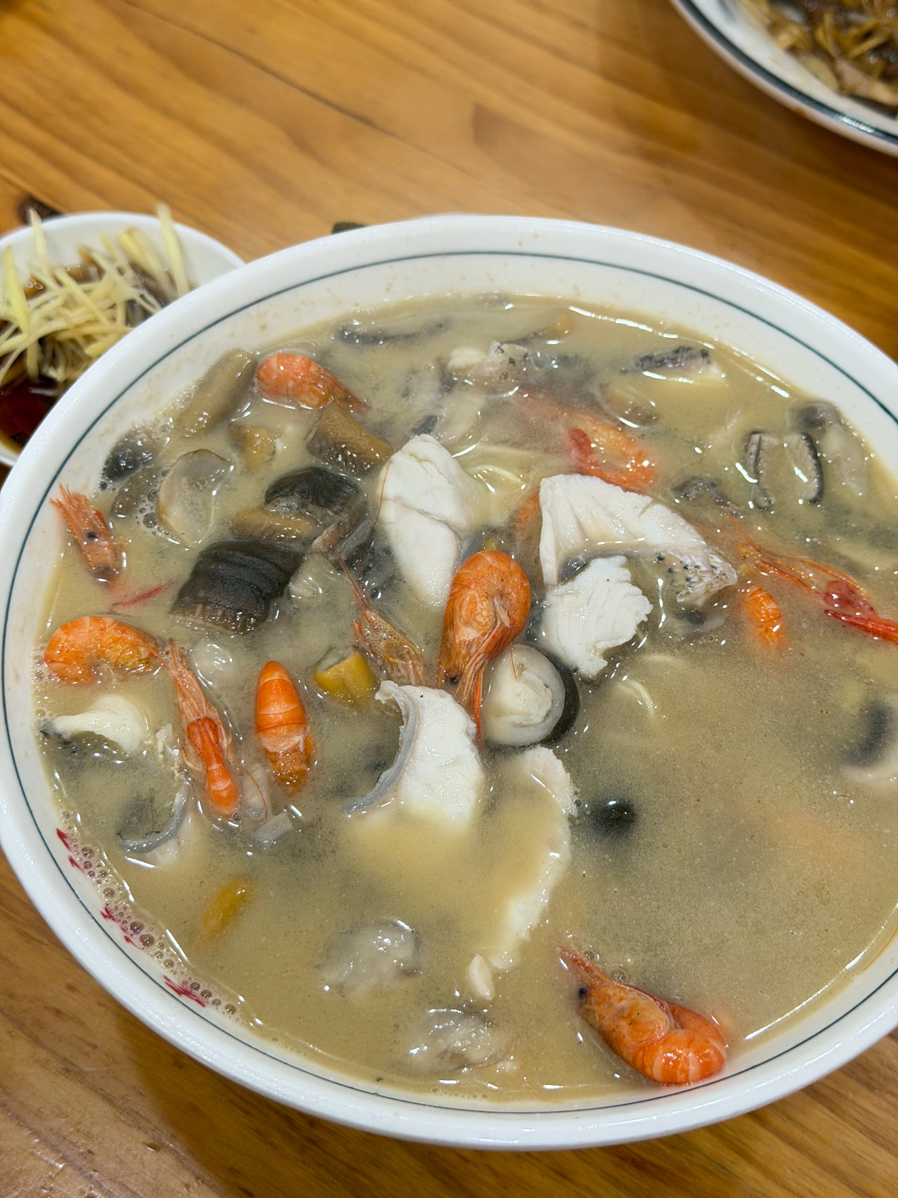 中午简单点吃了个路边摊，图1生炒牛肉小肠拌面，图2河虾黄鳝黑鱼汤面，再来个肉末粉