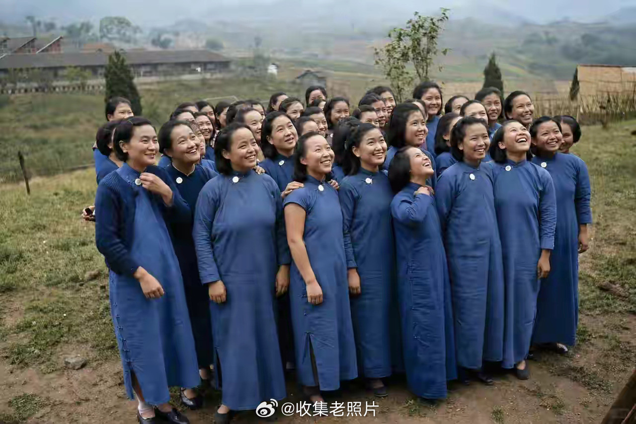 1942年，民国时期，重庆的集体婚礼。真实的历史老照片，并非剧照。