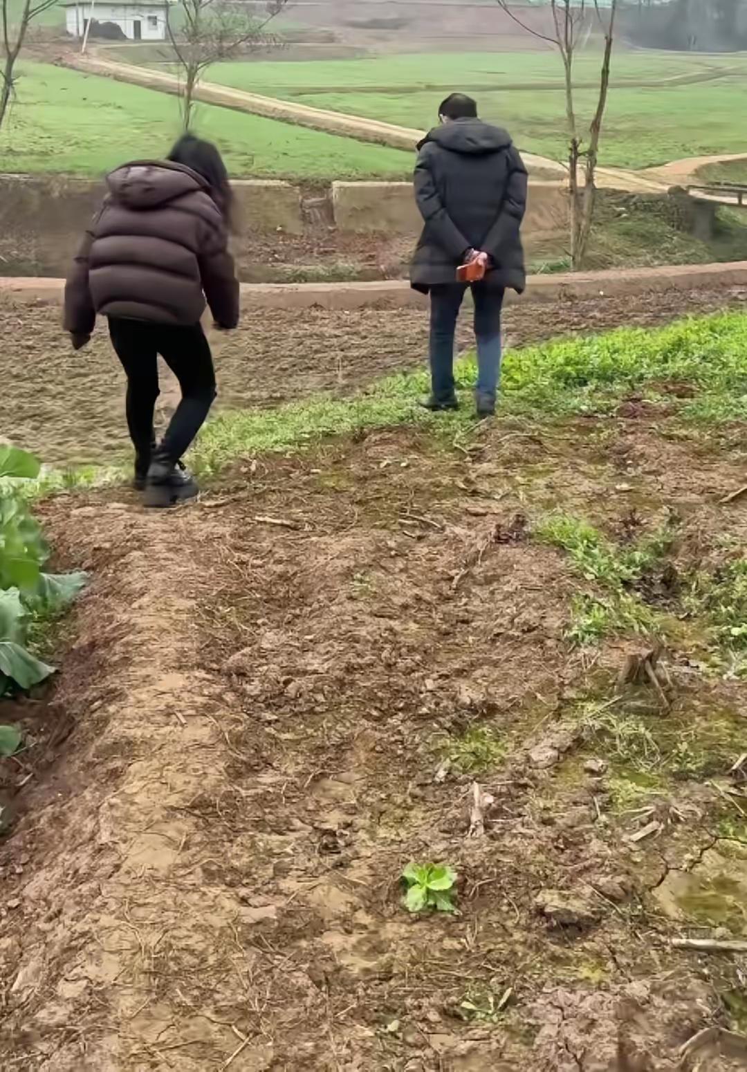 谢浩南家这事儿真是越看越有料！之前谢浩南和富豪爸爸认亲闹得沸沸扬扬，各种传言满天