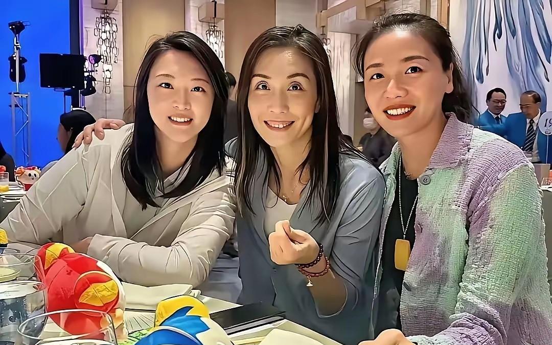 中国三大女排队长:[烟花]左边:惠若琪（2016年奥运会冠军，个人获得最佳球员