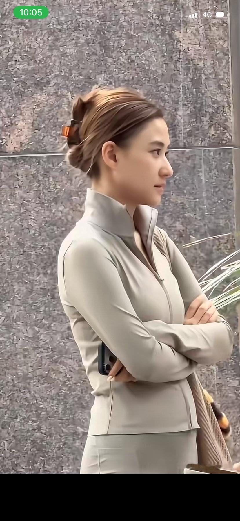看到了赌王的小女儿何超莲看她的神态和表情和希望何鸿燊太像了查了一下才了解到