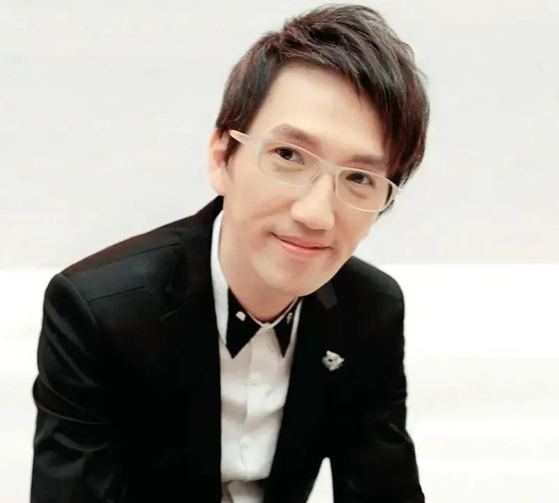 林志炫就不该再来参加歌手，自取其辱。张学友和陈奕迅就从来不参加这样的歌唱比赛，他