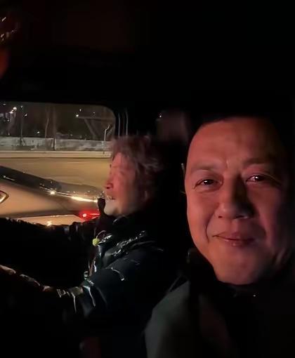 83岁老母亲深夜开车，就为接喝高了的李亚鹏回家！你敢信吗，这画面直接击碎了无数