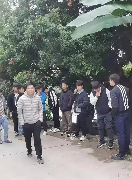 有的农村人打光棍，其实就两个原因：1家里穷，爹妈种地没有啥本事，家里没有多少积