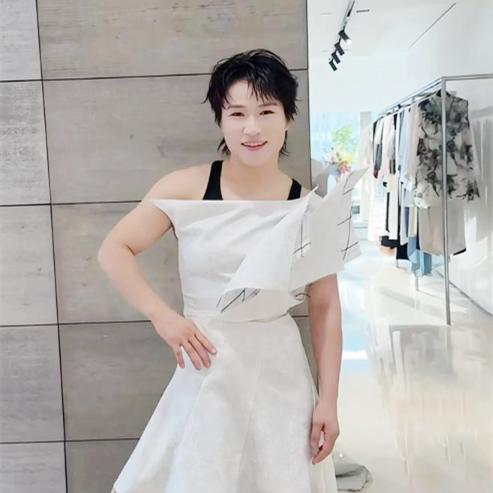 铁拳女王的反差萌！张伟丽：能打UFC也能穿蕾丝，这才是不设限的美✨“我命由