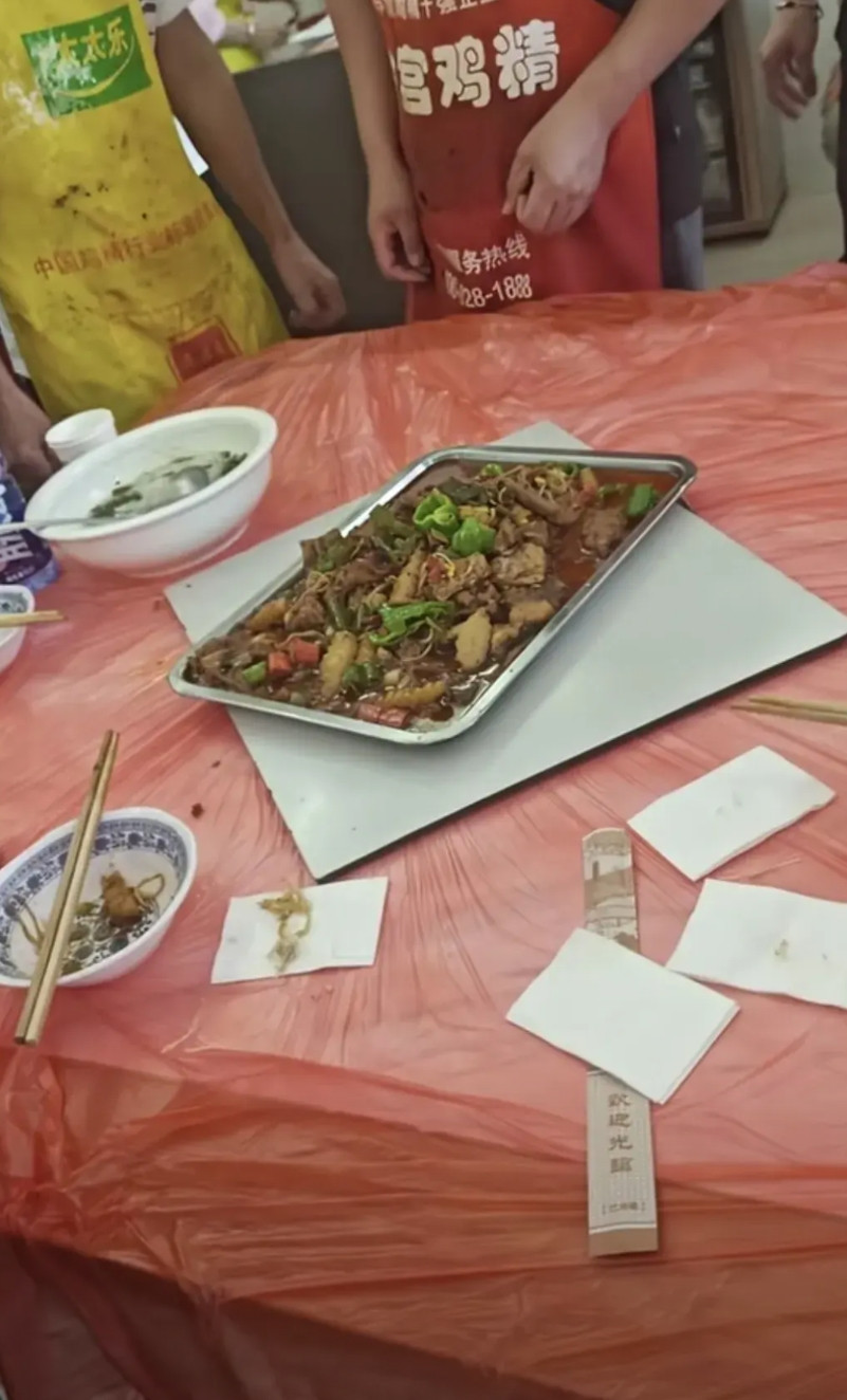 男子餐馆点鱼发现配菜颜色不对，怀疑混了前桌的剩菜与店员发生争执。5月3日，四
