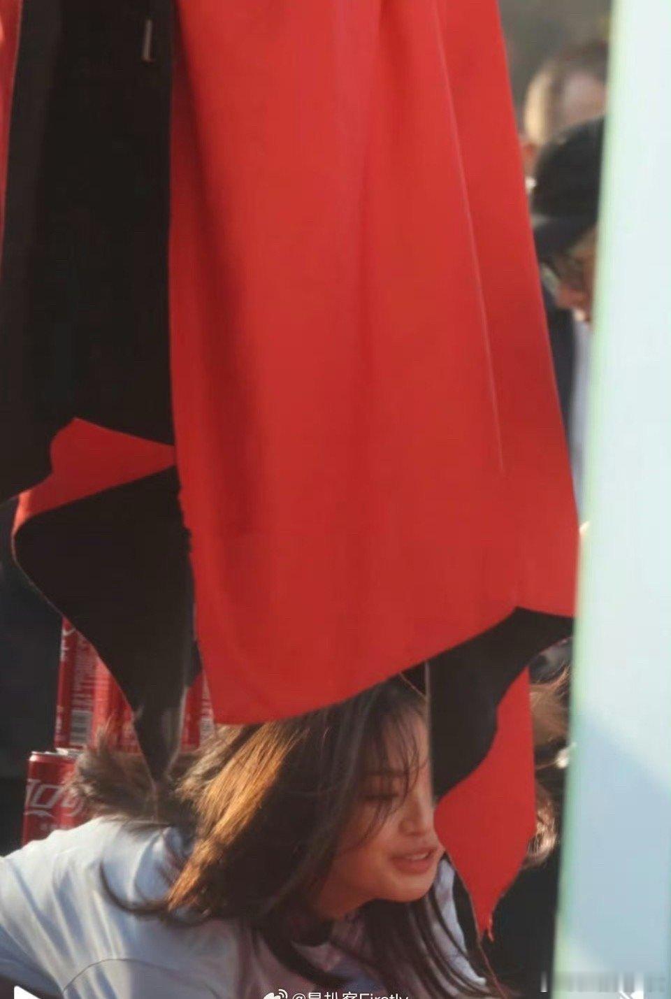 杨超越被绊倒意外猝不及防，心疼妹妹，平安最重要，还好无大碍，好好照顾自己！