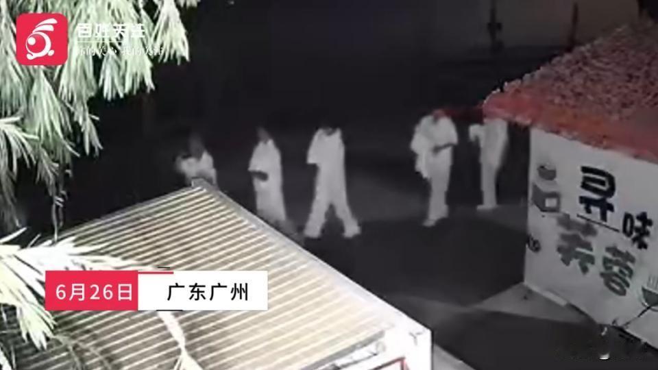 凌晨四点郊外偶遇一队白衣人影，男子吓得慌忙逃窜，真相曝光让人五味杂陈凌晨四