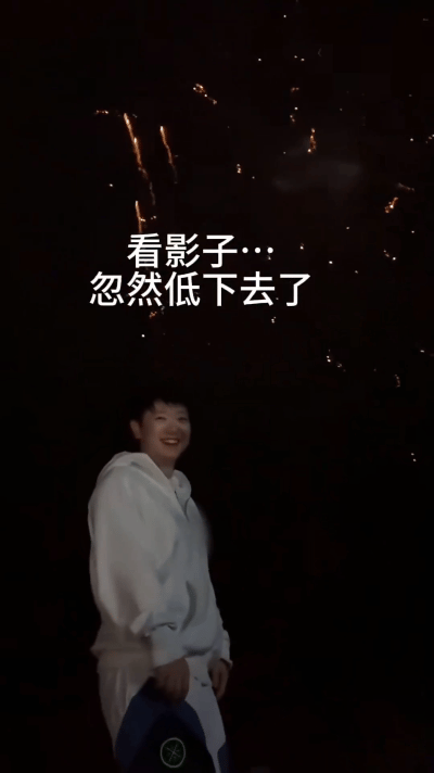 “莎看我”，视频中这句话很清楚，然后有一个影子低了下去。蛋糕师发出手稿之后，就