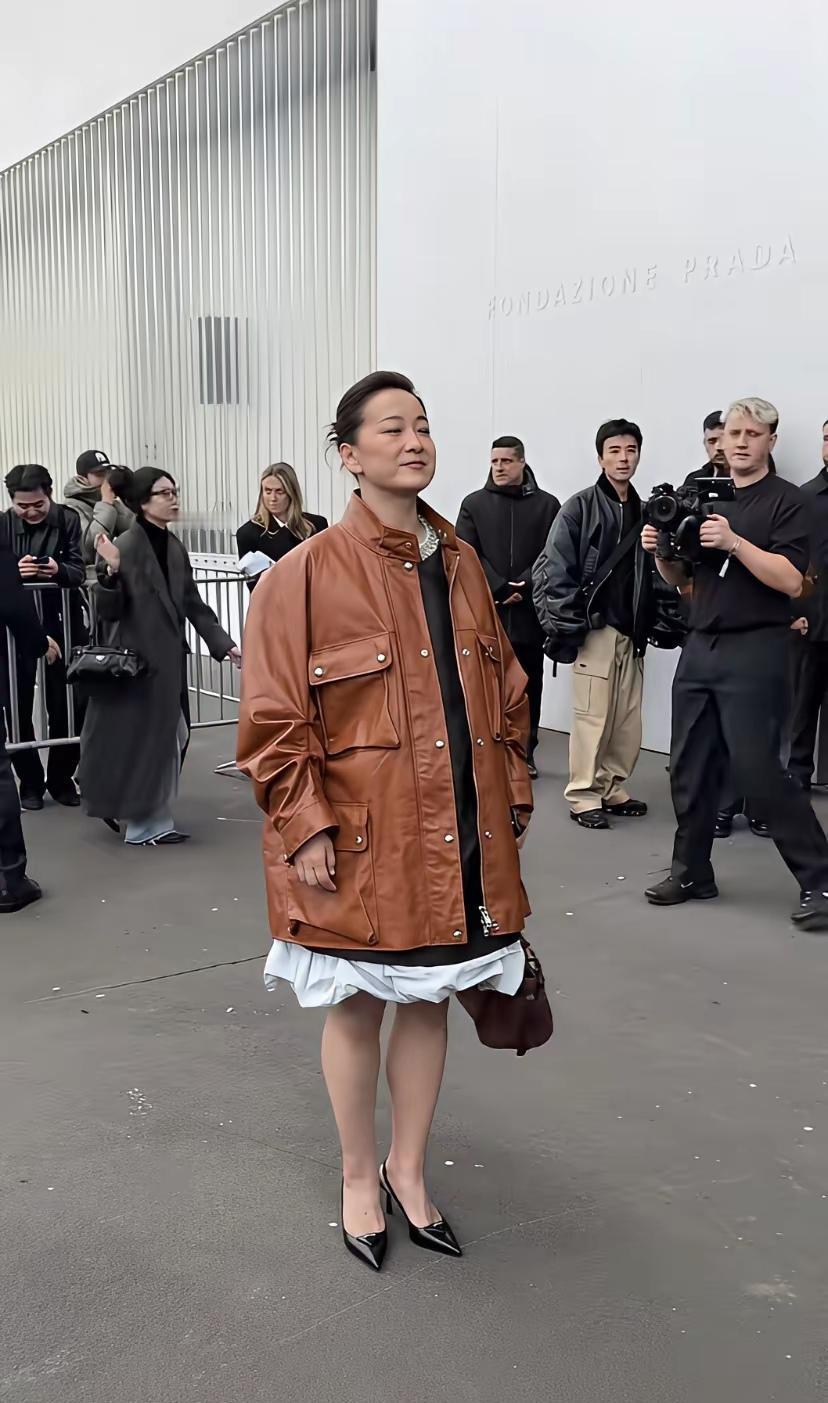 贾玲瘦了100斤，脸却垮了。那条裙子勒得她肋骨生疼，镜头前笑容僵硬得像戴了面具