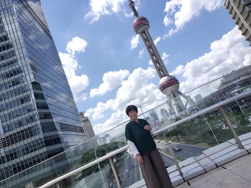 上海阿姨月薪5万，却因一个举动被全网怒赞：这才是最高级的“炫富”最近，一位上