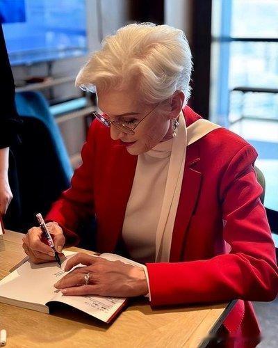 建议上海市或者国家，给这位美国老太太发一个“上海荣誉市民”证书，享受上海市民的所