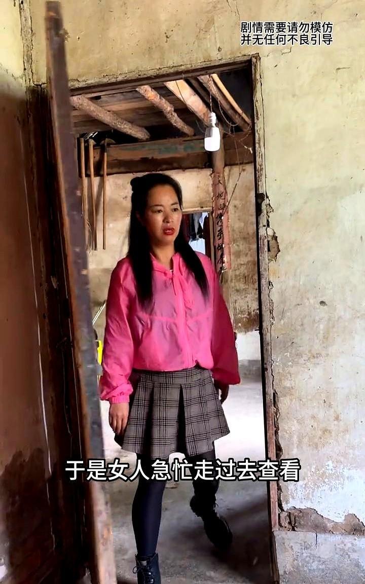 女人半夜起床去撒尿，却惊讶的发现丈夫不见了踪影。这大半夜的丈夫还能去哪里？于