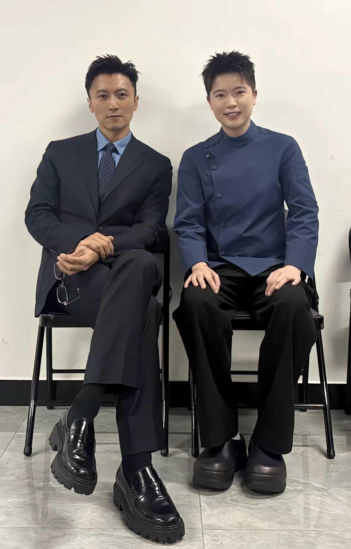 他竟然也穿上厚厚的增高鞋！