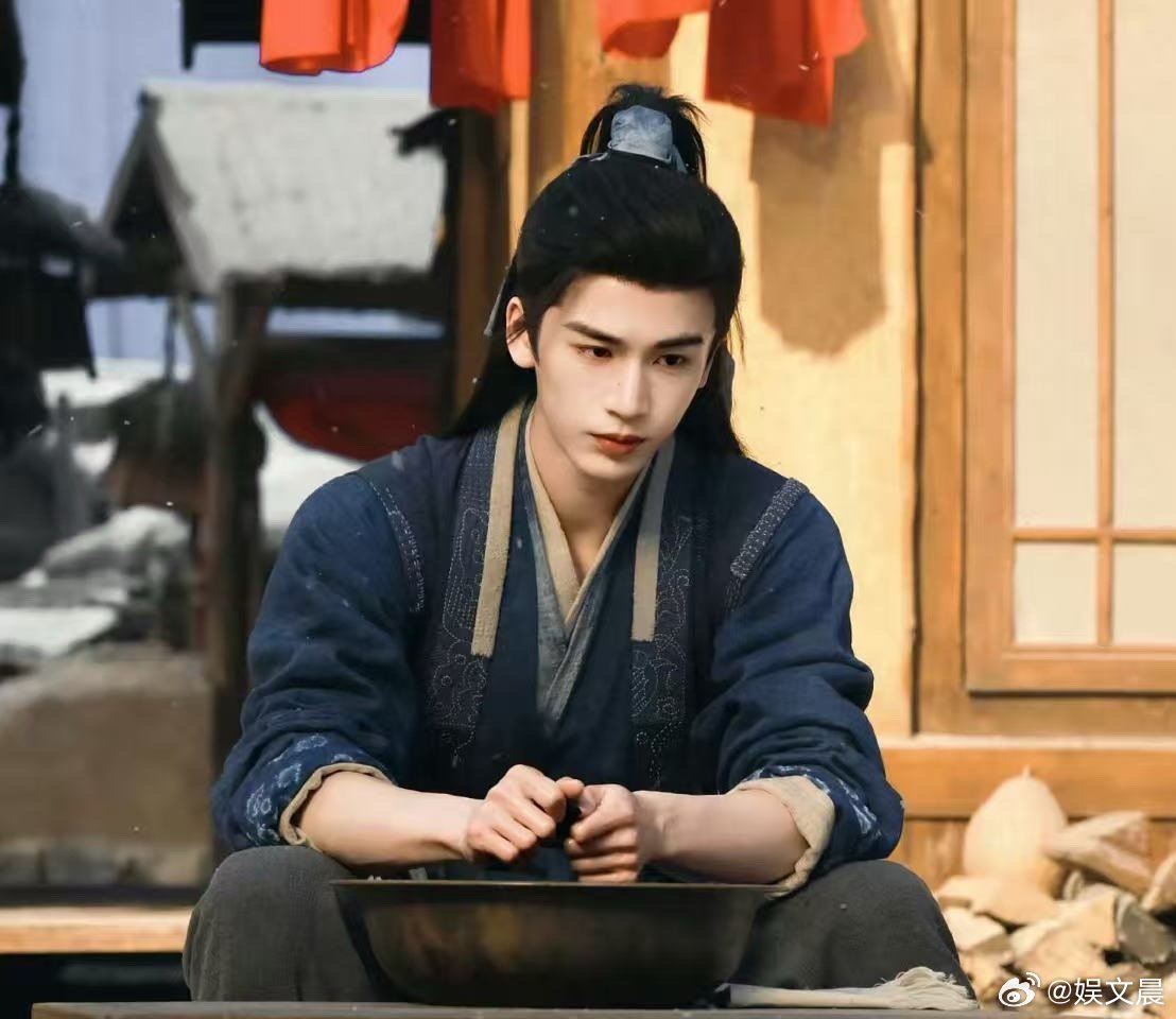 张凌赫逐玉闯进病弱美强惨赛道了谁能拒绝谢征这种破碎感天花板！清瘦又贵气，温柔又带