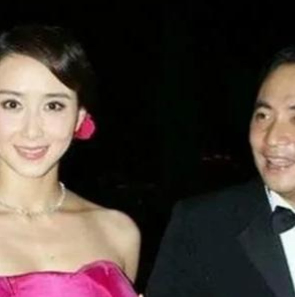 当年，马来西亚首富花5000万迎娶了女神胡静，可是没多久胡静就后悔了，因为她受不