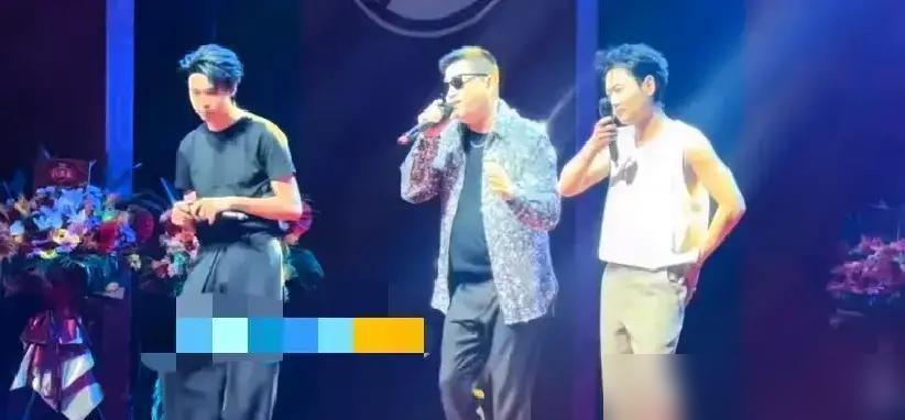 别再信“人靠衣装”了。德云社封箱夜，孟鹤堂、秦霄贤、张鹤伦套着同款灰大褂登场