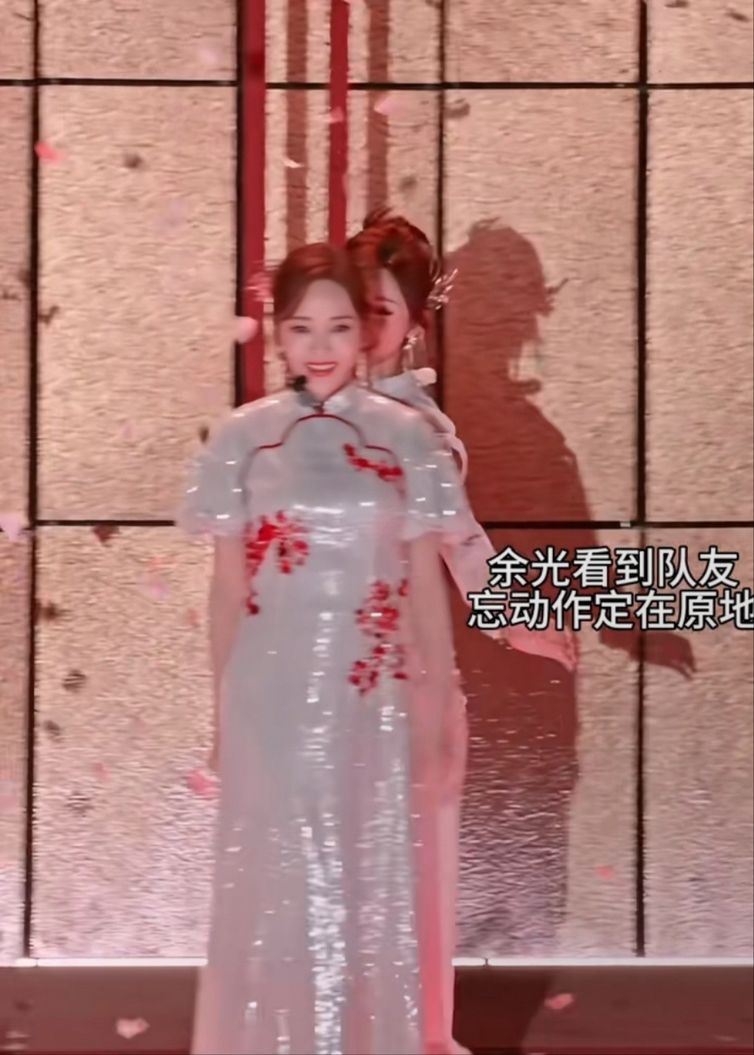 吴宣仪花田错救场侯佩岑吴宣仪的业务能力真的超强，这个神级救场真的看不出一点破绽，
