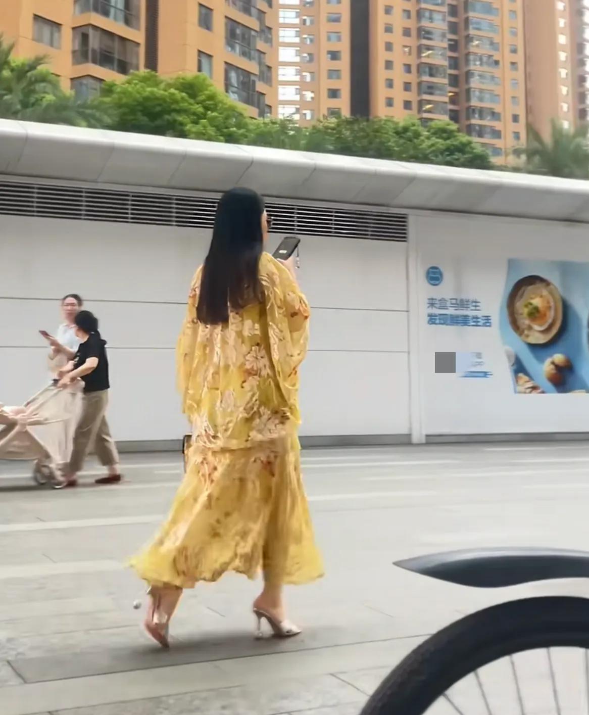 看得出来李湘对自己的形象还是很注重的。很多人这个到了她这个年纪，基本上都是怎么舒