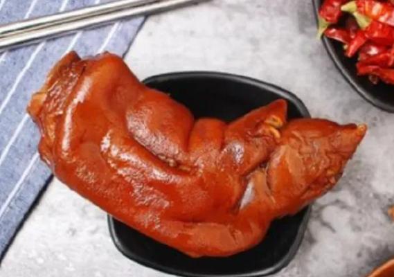 一个在美国摸爬滚打20年的猪肉养殖户老约翰跟我掏心窝子：“咱这养殖场一年出栏几万