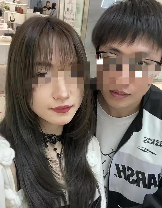 四川成都，25岁女子和男友自驾游，遭遇车祸致其瘫痪。这场突如其来的意外，彻底改变