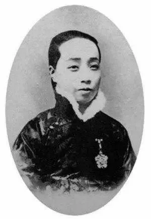 1904年，“绣圣”沈寿婚后11年终于怀孕了，但丈夫余觉为讨好慈禧，逼沈寿完成1