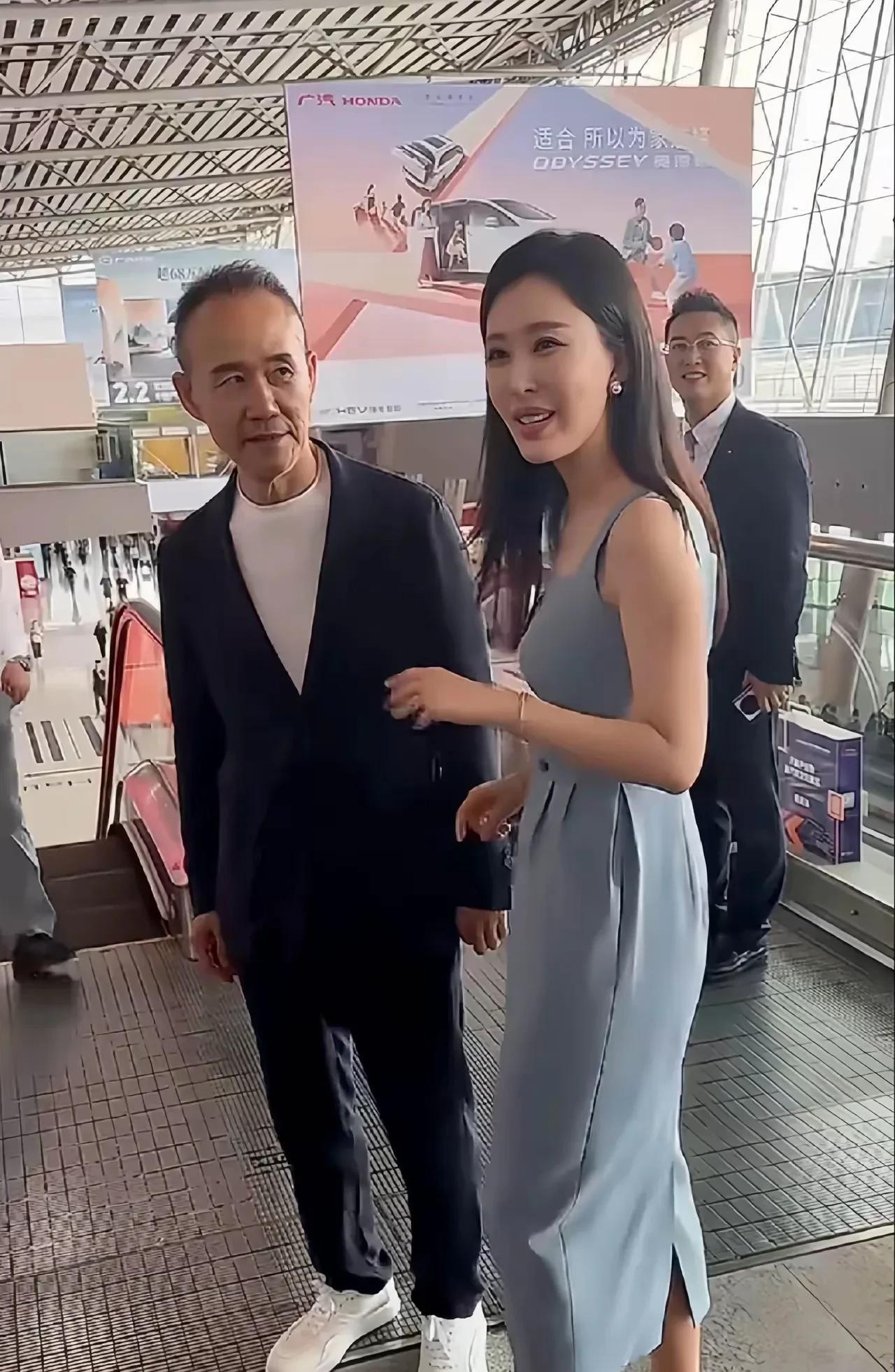 70多岁的王石，在40多岁的田朴珺面前，风采不复当年，眼神里满是对她的依顺与宠溺
