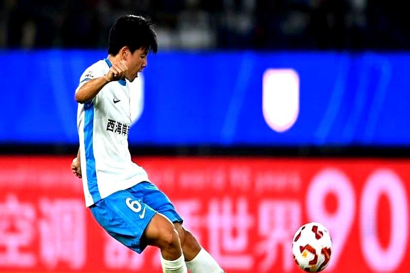 青岛西海岸这波操作真让人懵！没降级咋反倒成“球员超市”了？主帅邵佳一刚上