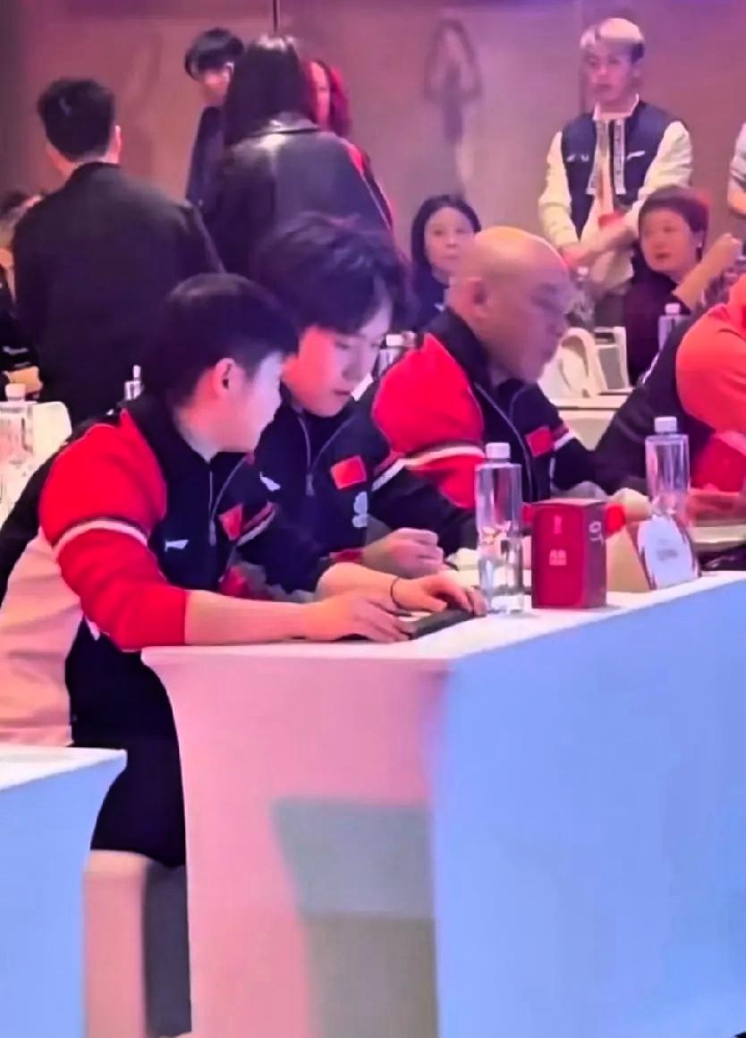 成都混团赛场出现了超美的一幕！就跟做梦似的，要不是亲眼瞅见孙颖莎从屏幕前走过坐下