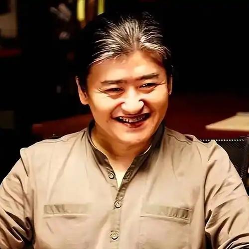 刘欢说自己去国外旅游，必须去偏远的华人少的国家，如果去华人多的国家，根本玩不了。