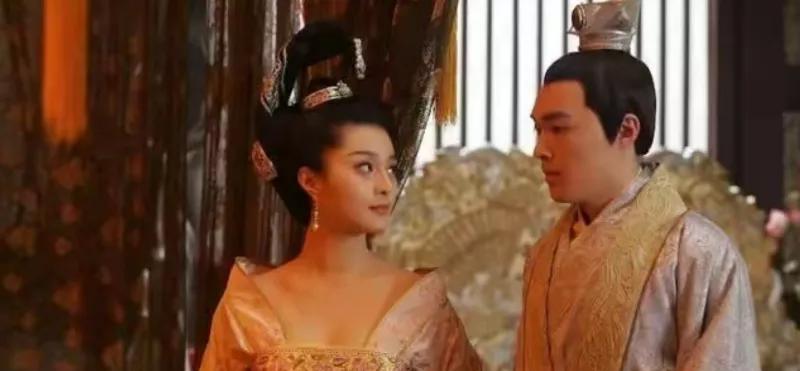 唐玄宗搂着杨贵妃跳霓裳羽衣舞那会儿，谁能想到这对“神仙眷侣”背后藏着个残酷谜题？